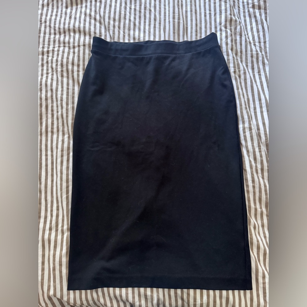 🌙3 FOR $20 
H&M midi stretch pencil skirt - Medium